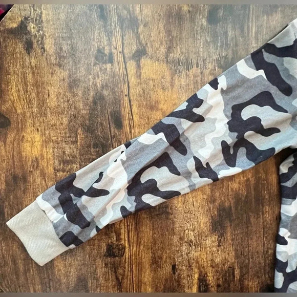Ladies Camouflage pullover shirt. Size: L. - Picture 4 of 10